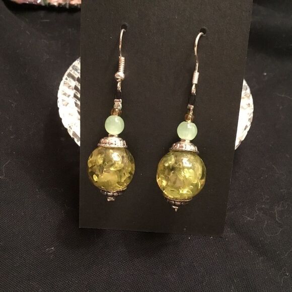 Silvertone Fish Hook Wires Crackle Beads in Green Earrings - Picture 2 of 5